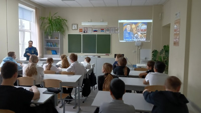 Встреча с сотрудником МЧС в школе.